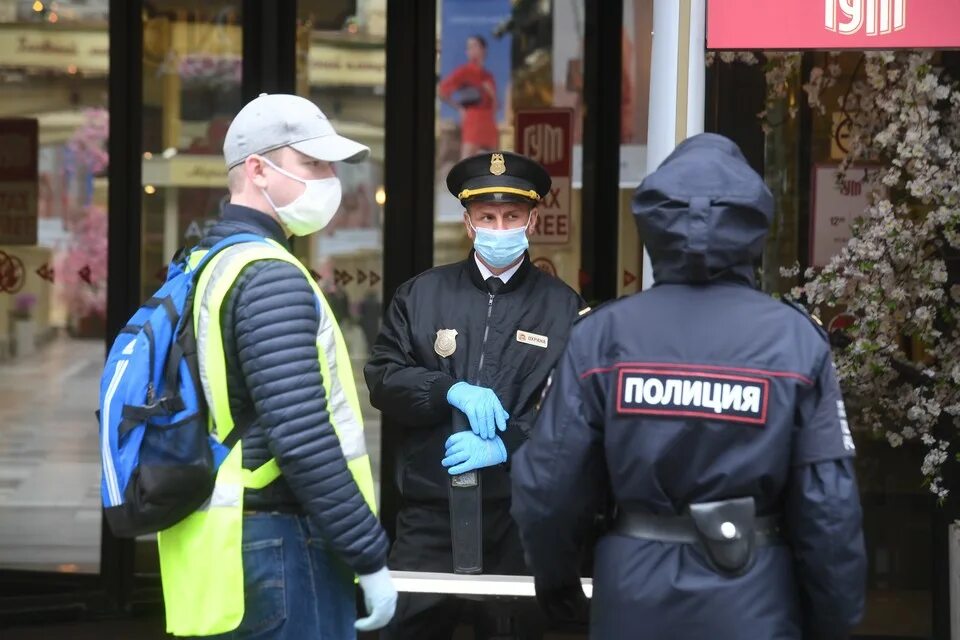 Нападение на сотрудника полиции в подмосковье. Полицейский и мигрант. Полиция арестовала мальчика. Полицейский арестовали мигранты.