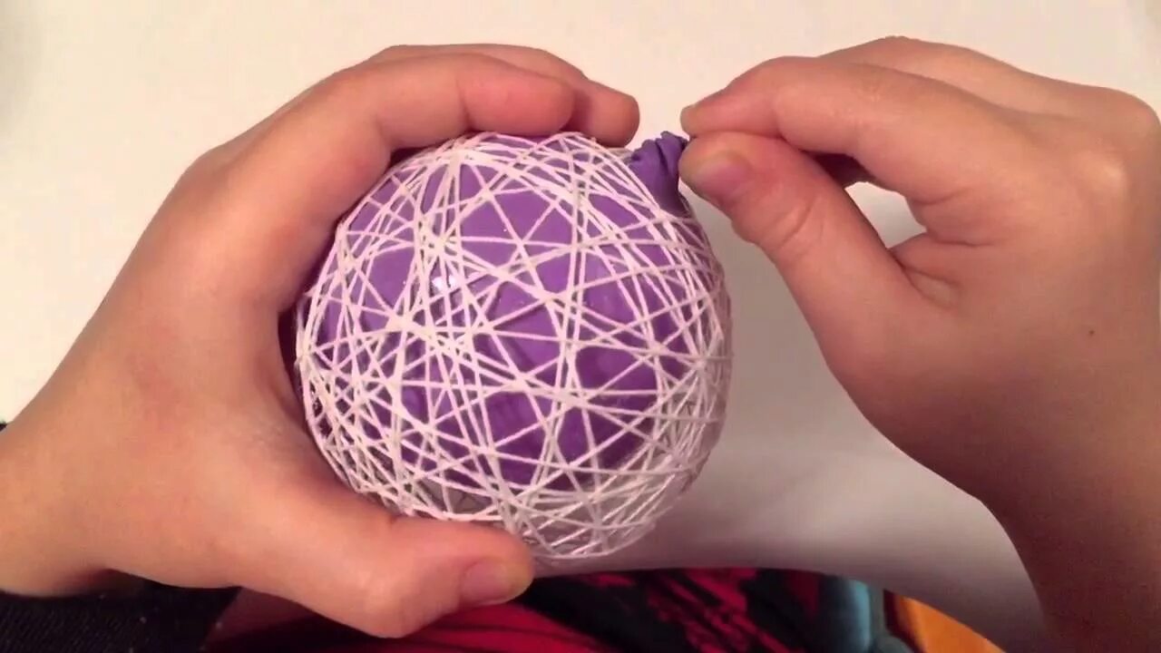 Поделки из бумаги из клея видео. Новогодний шар из ниток и клея пва. игрушка шар из ниток на клею на шарик. поделка шар из ниток и клея пва. елочная игрушка из ниток и клея пва и шарика.
