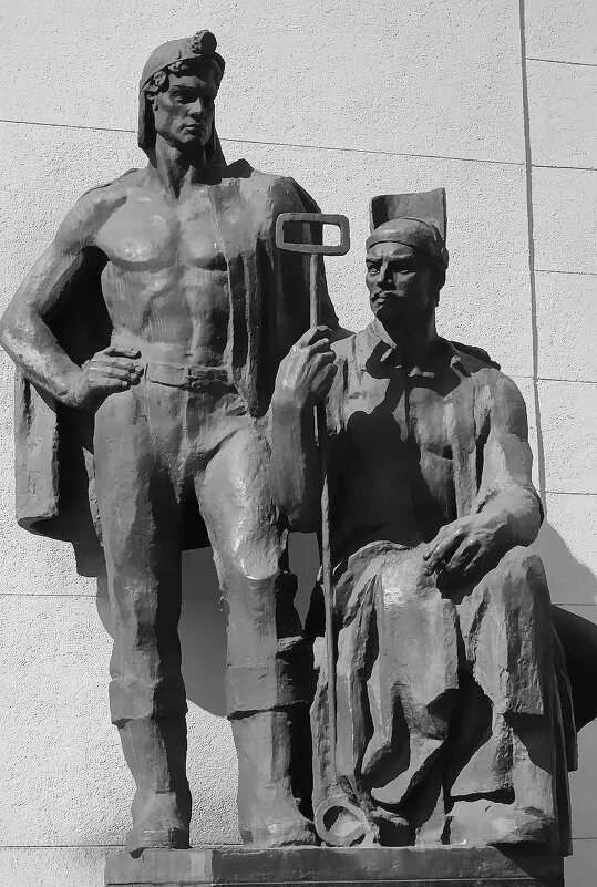 памятник физкультурницы московский парк победы. рабочий и колхозница мухина 1930. скульптуры 20 30 годов. памятник ленину на тверской площади в москве. рабочий и колхозница мухина 1930.