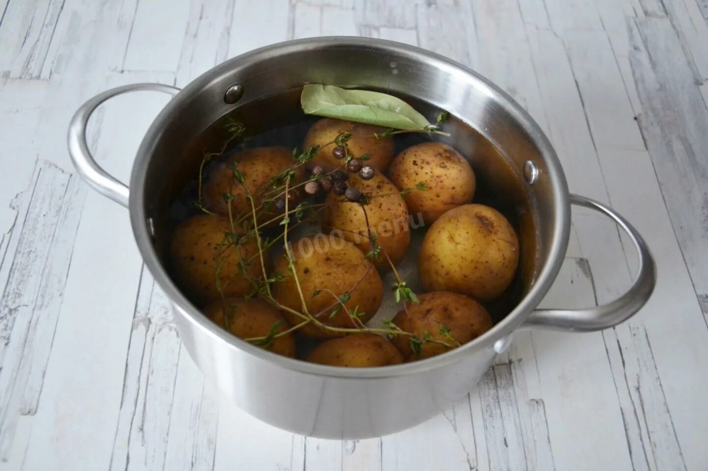 Картошка в кастрюле. Картошка с зубаткой в кастрюле. Картошка в кастрюле с водой. Отвариваем картофель до полуготовности. Тушить картошку в кастрюле рецепт