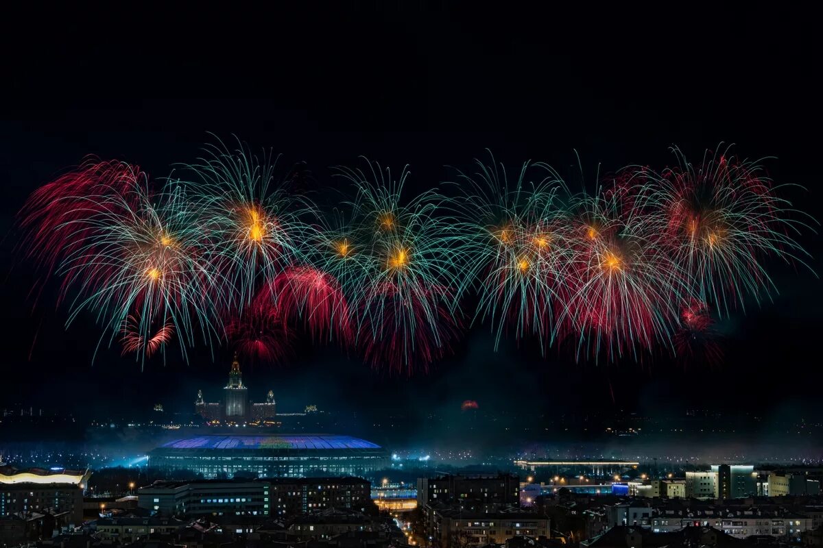 Салют в москве день защитника отечества. Москва салют на Поклонной горе. Салют 9 мая Поклонная гора. Поклонная гора в Москве салют. 23 Февраля салют Поклонная гора.