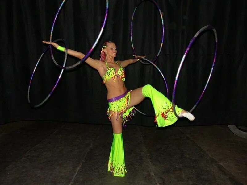 танец хулахуп в детском. танец хулахуп в детском. игровые упражнения с обручем. танцы с обручем видео. упражнения с обручем для детей.