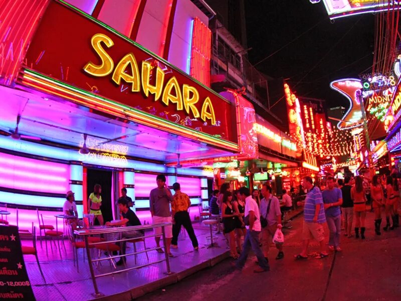 сой ковбой. улица сои ковбой. сой ковбой бангкок. бангкок улица ковбой. улица soi cowboy в таиланде.