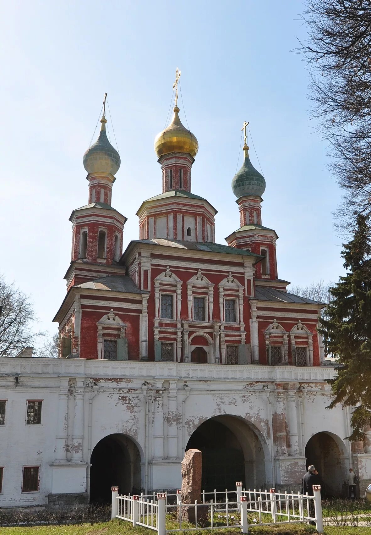 Надвратная Церковь Новодевичьего монастыря. Амвросиевская Церковь Новодевичьего монастыря. Храмы 16 века. Церковь 16 век Россия.