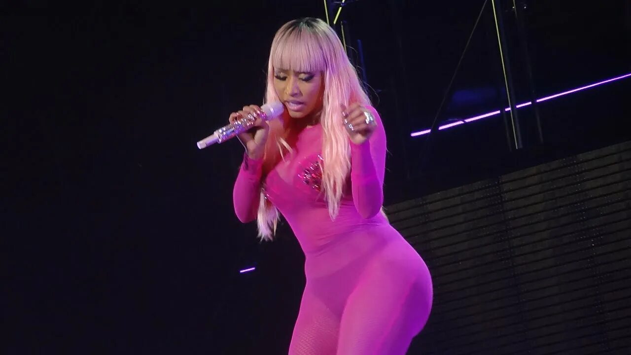 Nicki minaj starships. Nicki Minaj at Stage. Nicki Minaj Pinkprint Tour Nicki Minaj. Nicki Minaj super Bass. Nicki Minaj the Pinkprint.