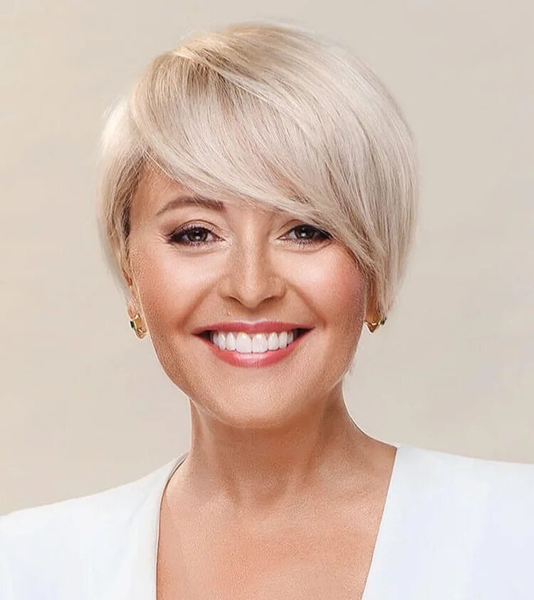 модное окрашивание волос 2021 на короткие после 40 лет для женщин. стрижка боб-гарсон на короткие волосы для женщин. стрижки для женщин омолаживающие. анжелика варум сейчас 2021. стрижка боб гарсон для женщин за 40.