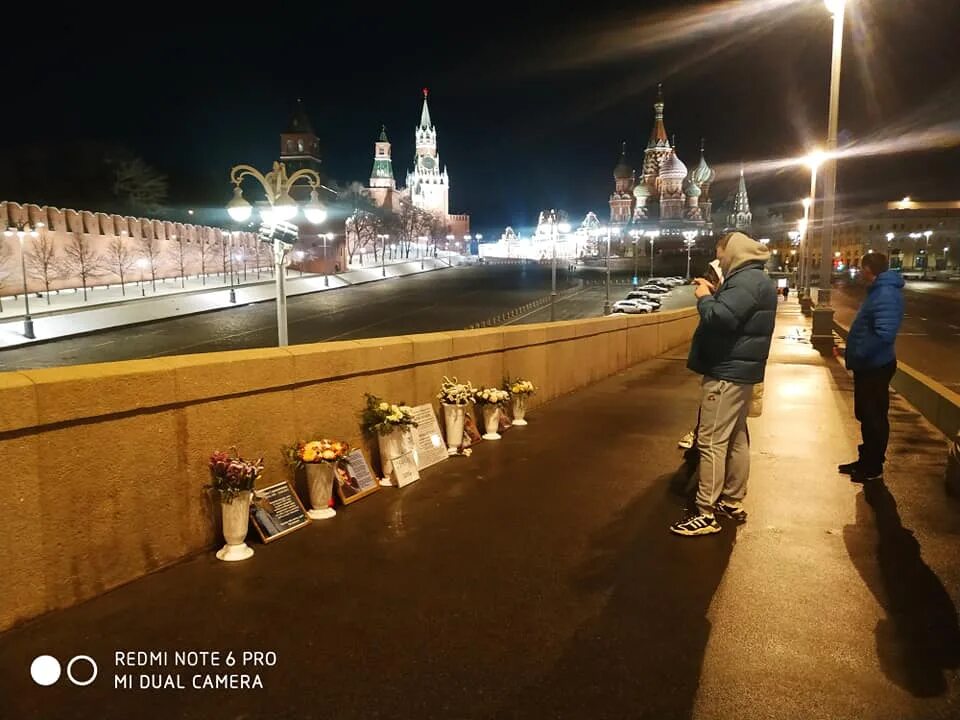 Вечер прощания. Немцов мост Москва. Большой Москворецкий мост. Москва вечером. Москва люди.