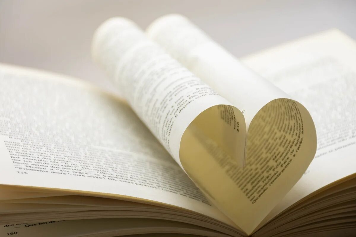 Книга о любви. Сердце из книг. Книга сердце. Сердечко из книг. Поддержка книги