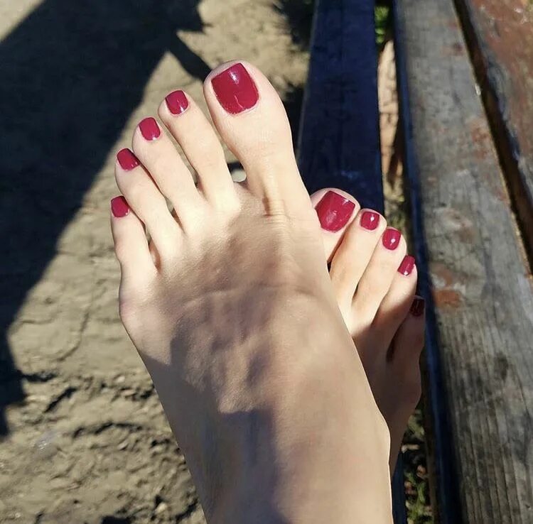 Long toenails. Лобода feet.