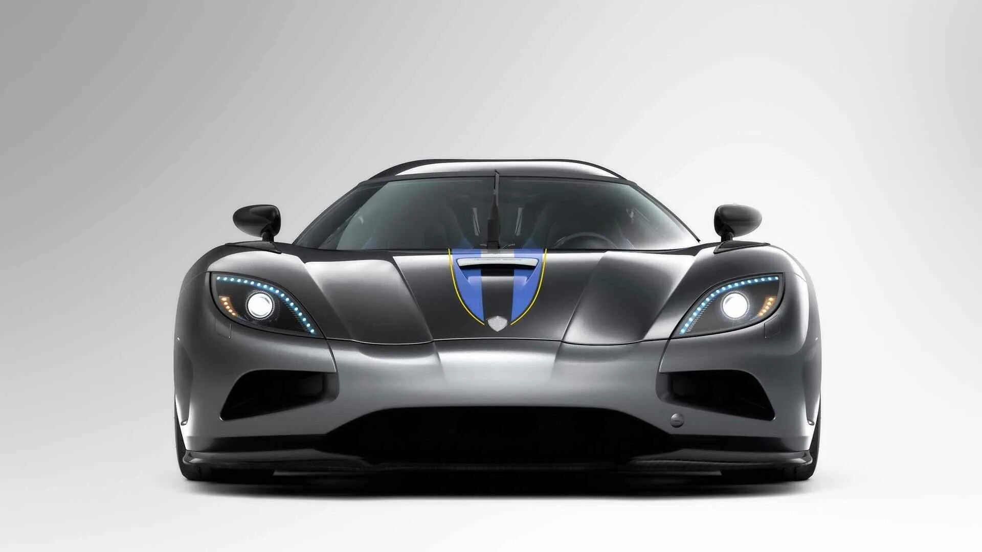 Форд мустанг вид сверху. Машина hennessey venom gt. Ауди r8 v12. Chevrolet camaro zl1 сбоку. Белые обои с машинками.