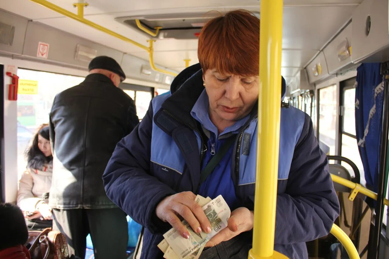 Сколько платить в автобусе. Кондуктор общественного транспорта. Кондуктор в автобусе. Платит в автобусе. Проездной на автобус.