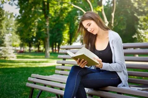 Сидящая женщина с книгой