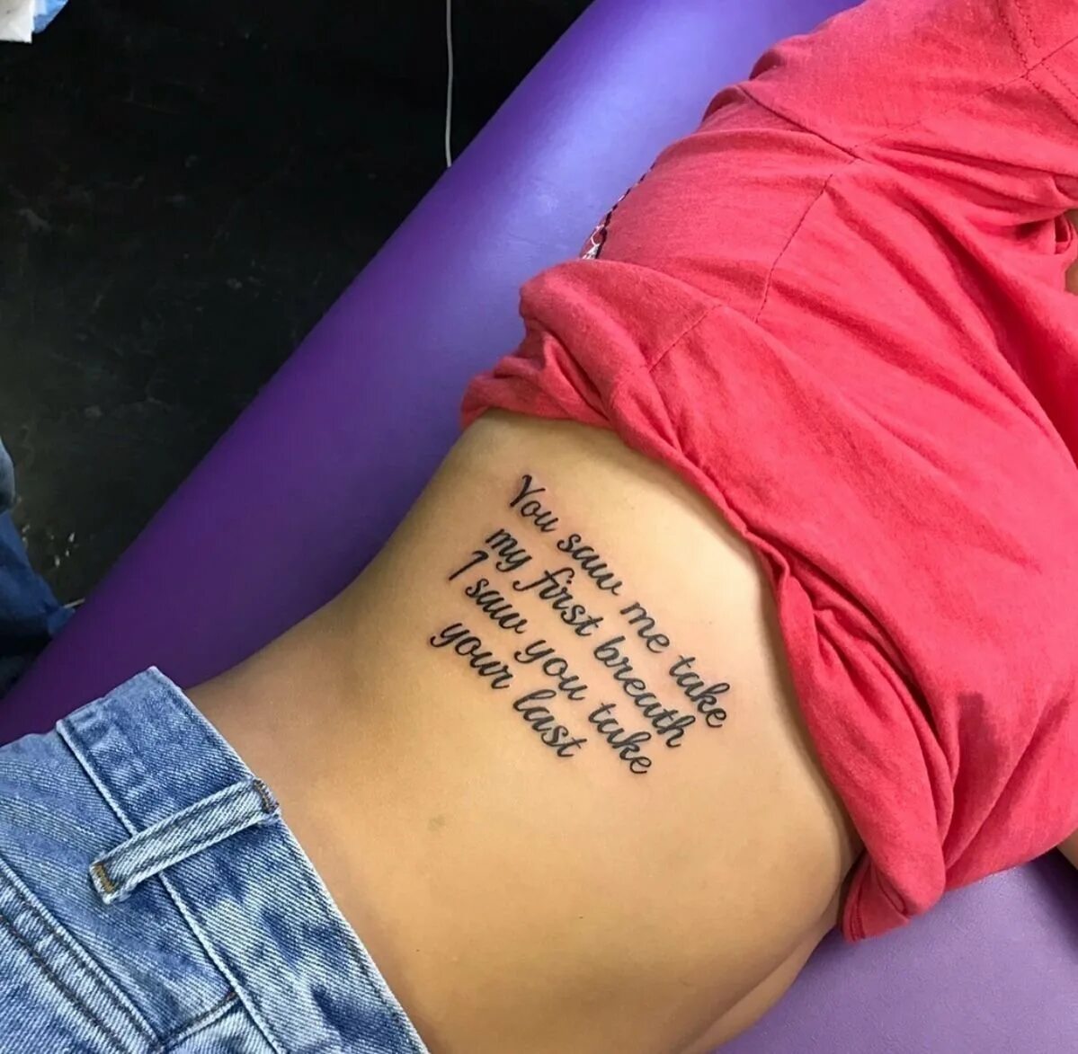 Тату на ребрах. Тату на ребрах для девушек надписи. Тату надпись на ребрах у девушек. Тату надписи на ребрах женские. Тату надпись на ребрах.