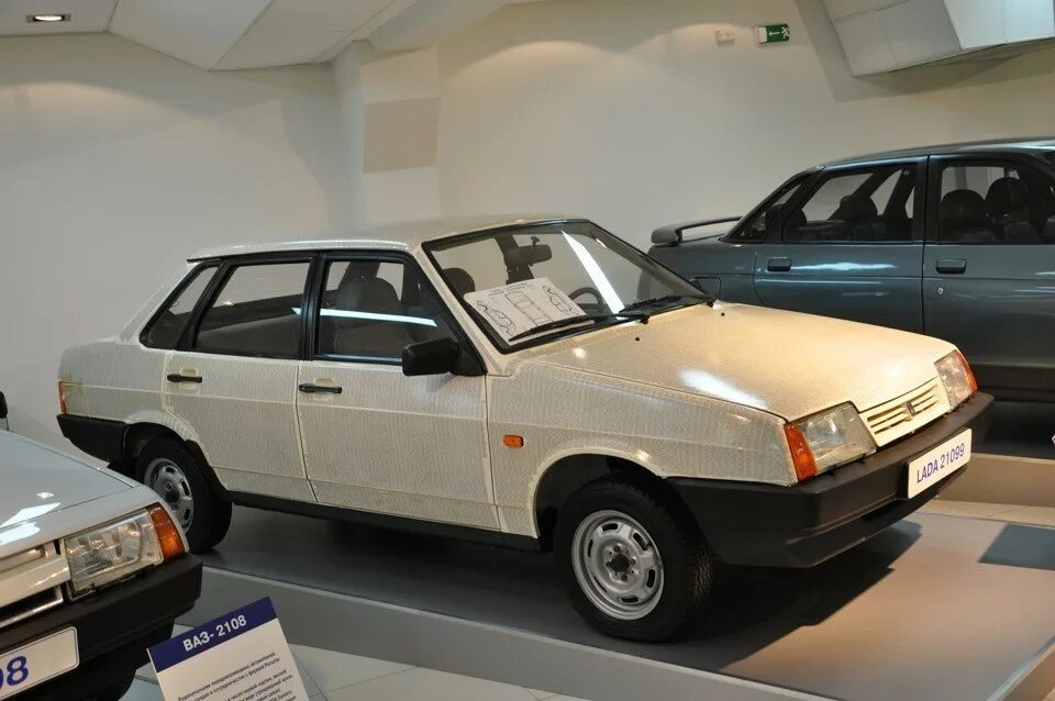 Перламутровая ваза для цветов. Итальянские вазы. Музей автоваза в тольятти. Ваз 2107 с завода. Сколько стоят вазы в тольятти.