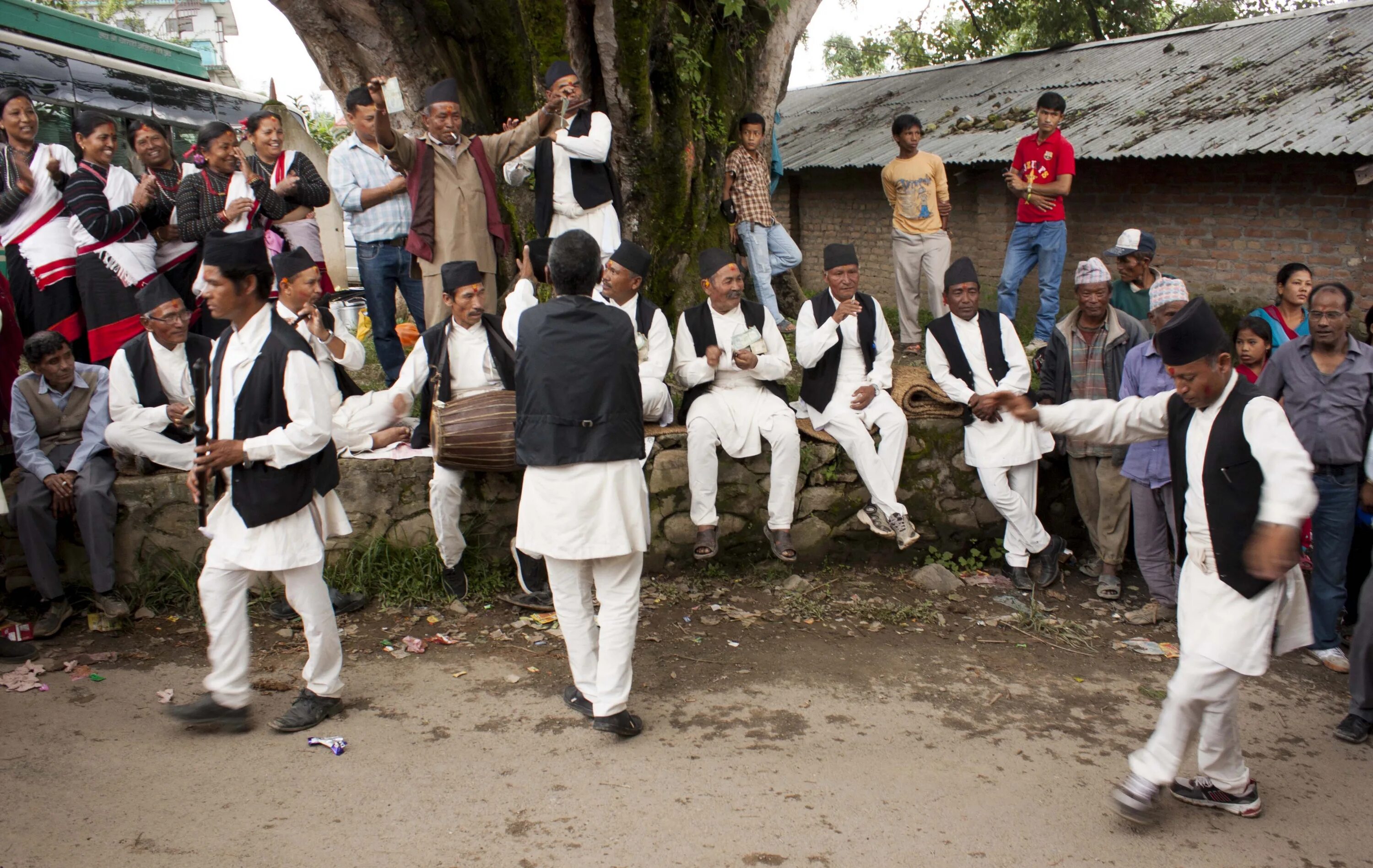 Неварская народность. Группа людей в национальных костюмах танцует на фестивале.. Панама традиционный танец. Корейские танцы традиционные мужчины.