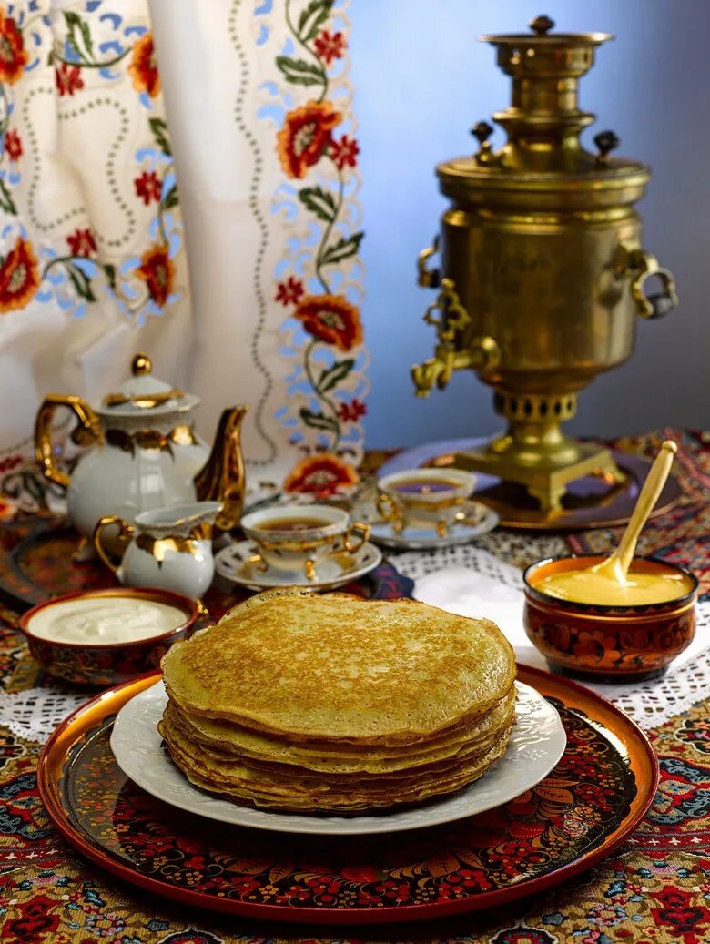 Масленичное чаепитие. Стол с самоваром и блинами. Традиционная русская кухня. Русское чаепитие с блинами. Блины на столе.