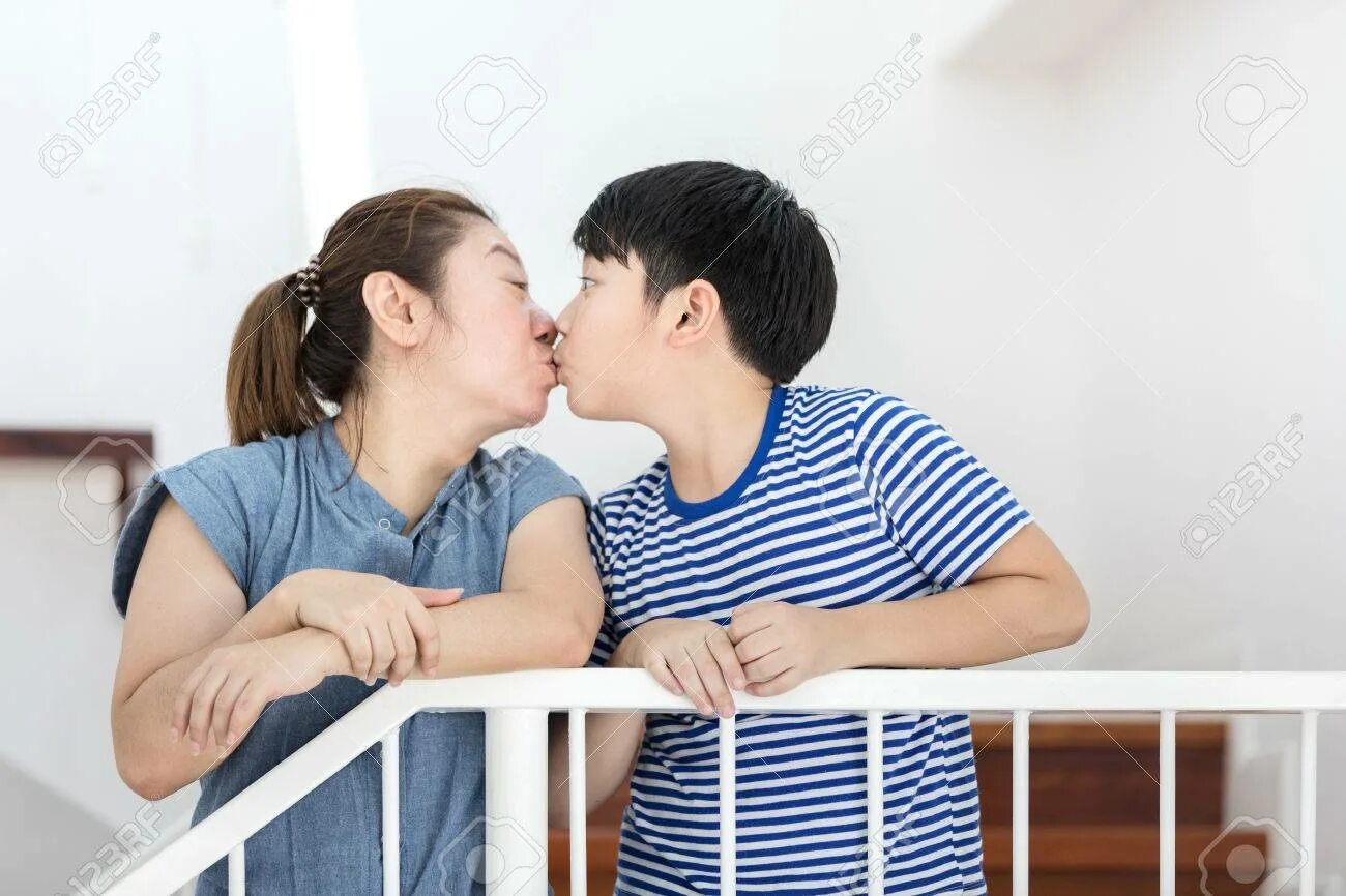 Сыном поцелуй спальне. Мать и сын подросток целуются. Anak поцелуй mom. Рассказ целовал маму