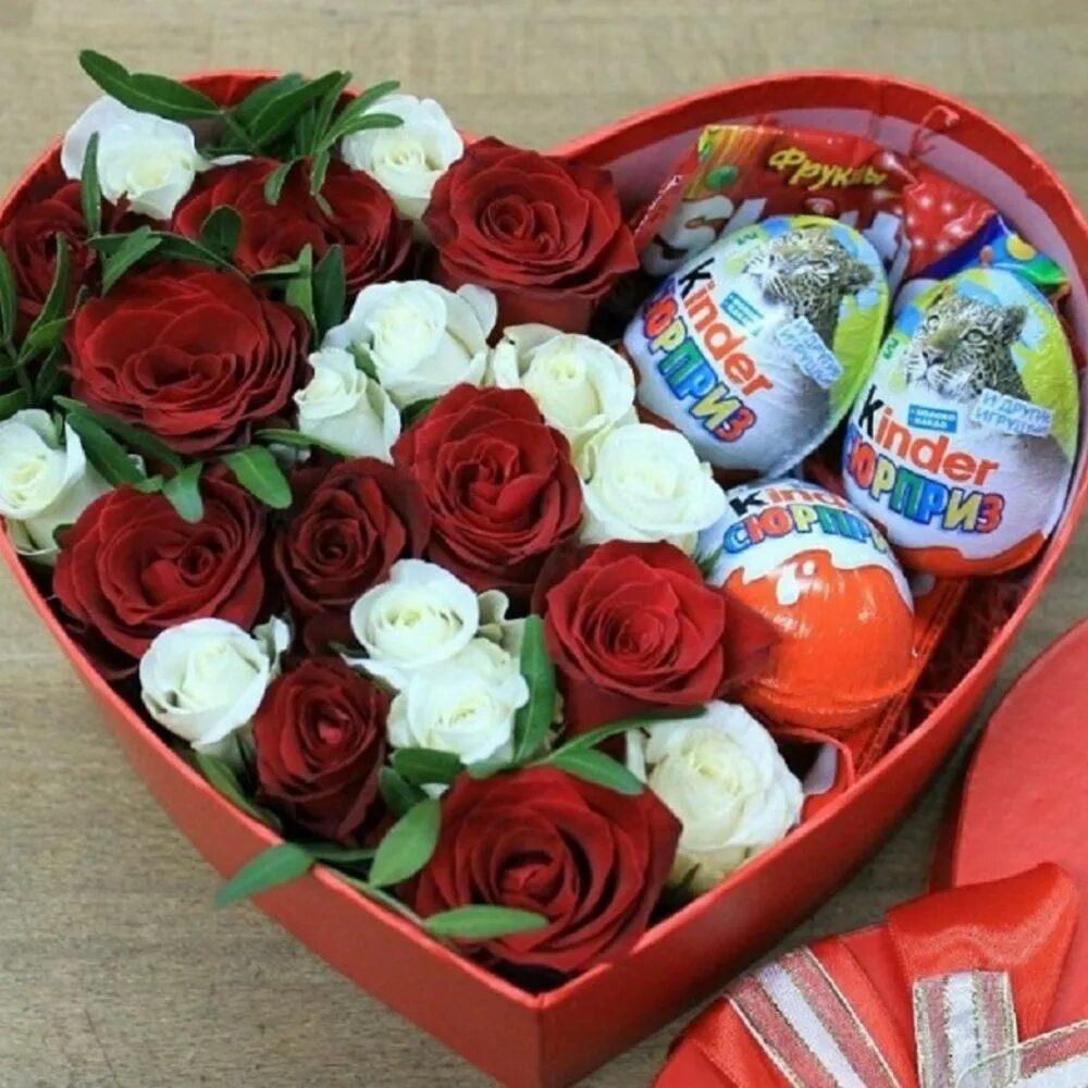 сладости для девушки подарок. коробка с цветами и сладостями. цветы с сюрпризом. подарок цветы и конфеты в коробке. цветок сюрпризам телефон.
