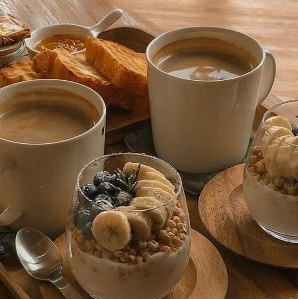 Стильный завтрак. Подача кофе. Кофе и десерт. Изысканный завтрак.