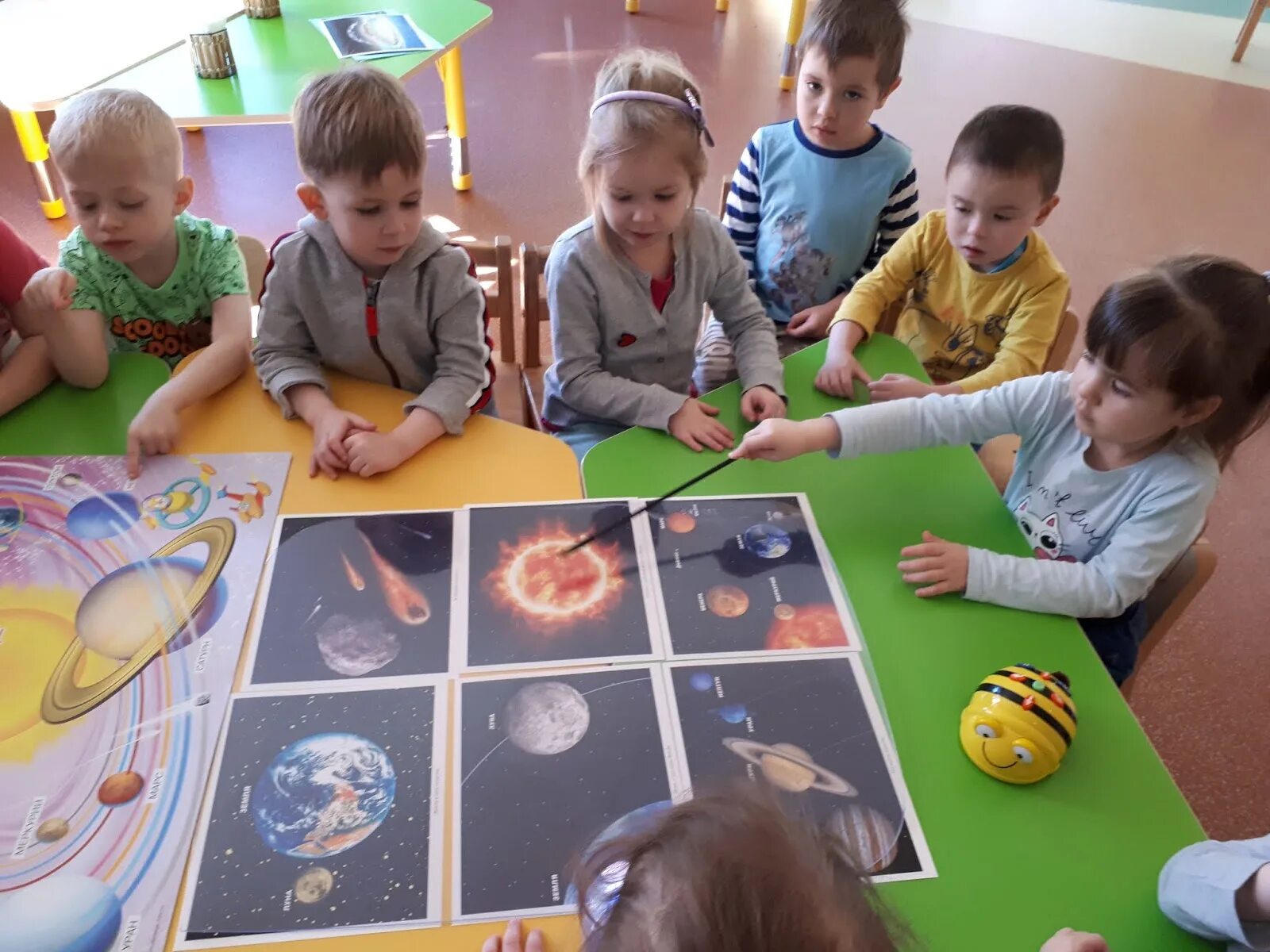 Космическое занятие в садике. Занятия про космос в детском саду. Дети изучают планеты в детском саду. Дети изучают космос.