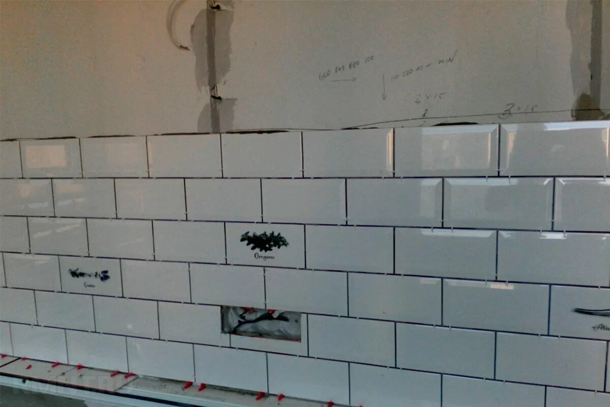 Плитка на гипсокартон. Кладка кафеля на гипсокартон. Плитка на гипсокартон на кухне. Укладка плитки на гипсокартон. Укладка кафеля на гипсокартон.