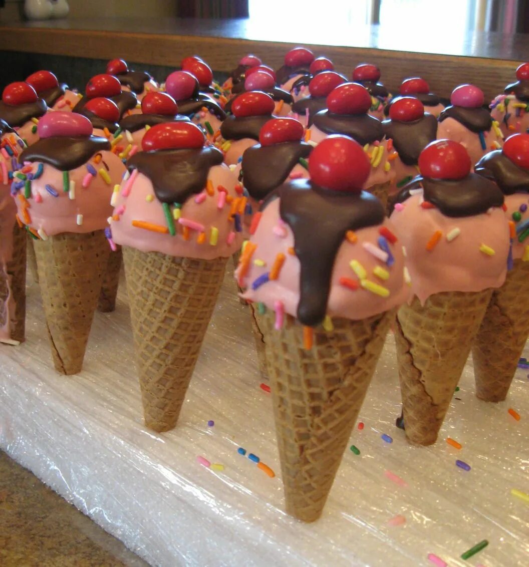 Несколько мороженых. Разноцветное мороженое. Красивое мороженое. Десерты в вафельных рожках. Шарик мороженое.