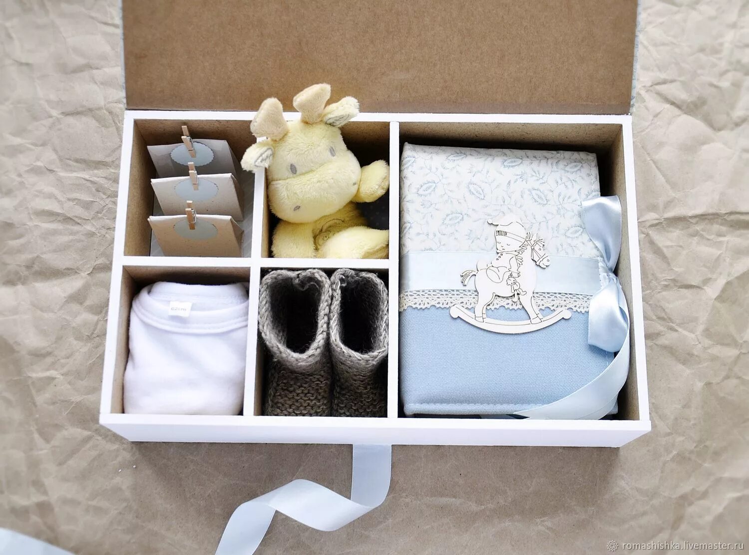Подарочный бокс для детей. Коробочки для новорожденных. Подарочная коробка для новорожденного. Коробка с подарками для новорожденного. Подарочные боксы для новорожденных.