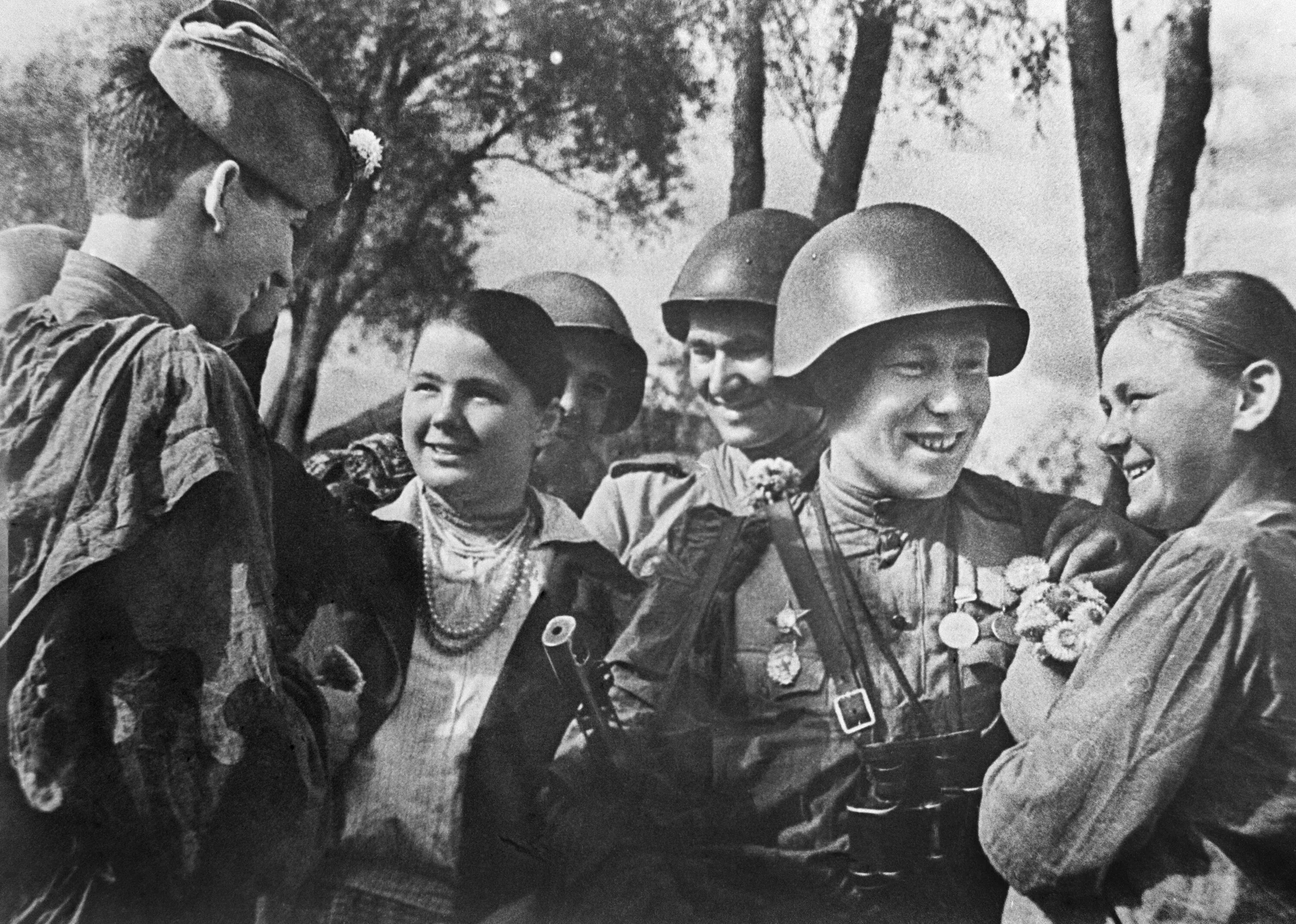 Великая победа 1945 фото. Встреча советских солдат освободителей 1943. Солдаты Победы 1945. 1945 Победа в Великой Отечественной войне. Встреча солдата с войны.