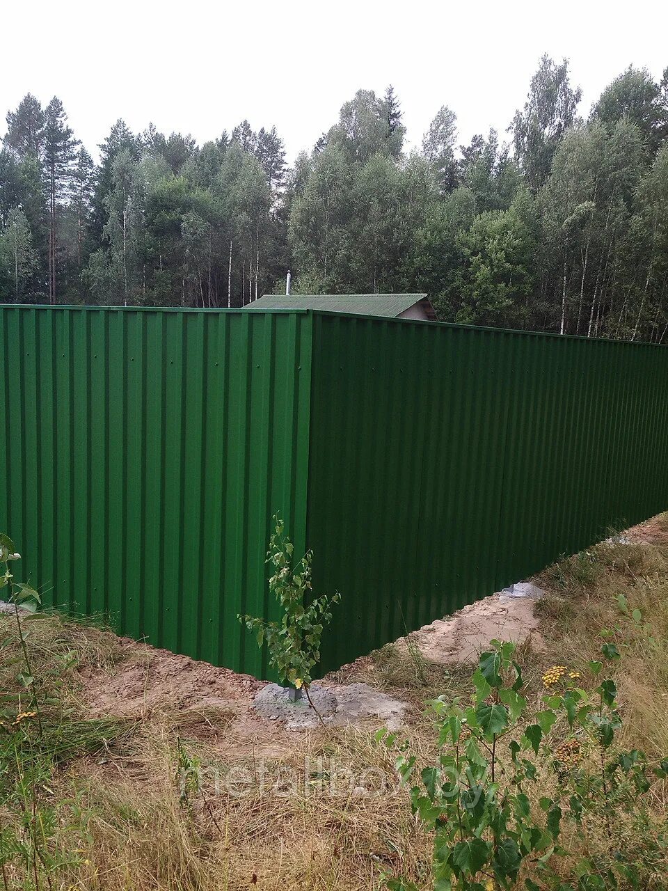 Установка забора в ленинградской области цена. Забор из профнастила. Забор из листов. Металлопрофиль для забора. Наборный забор из профлиста.