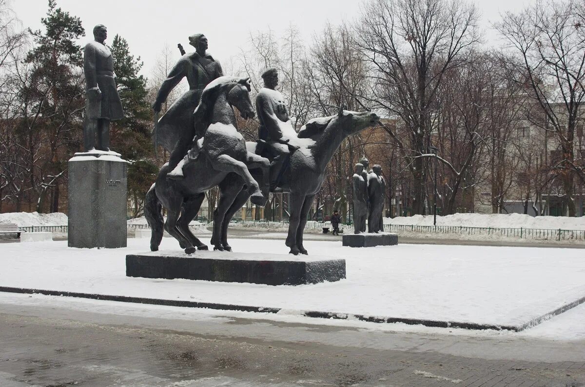 Миусская пл. Памятник Фадееву на Миусской. Миусский сквер Москва. Миусский сквер памятник. Фадеев памятник в Москве.