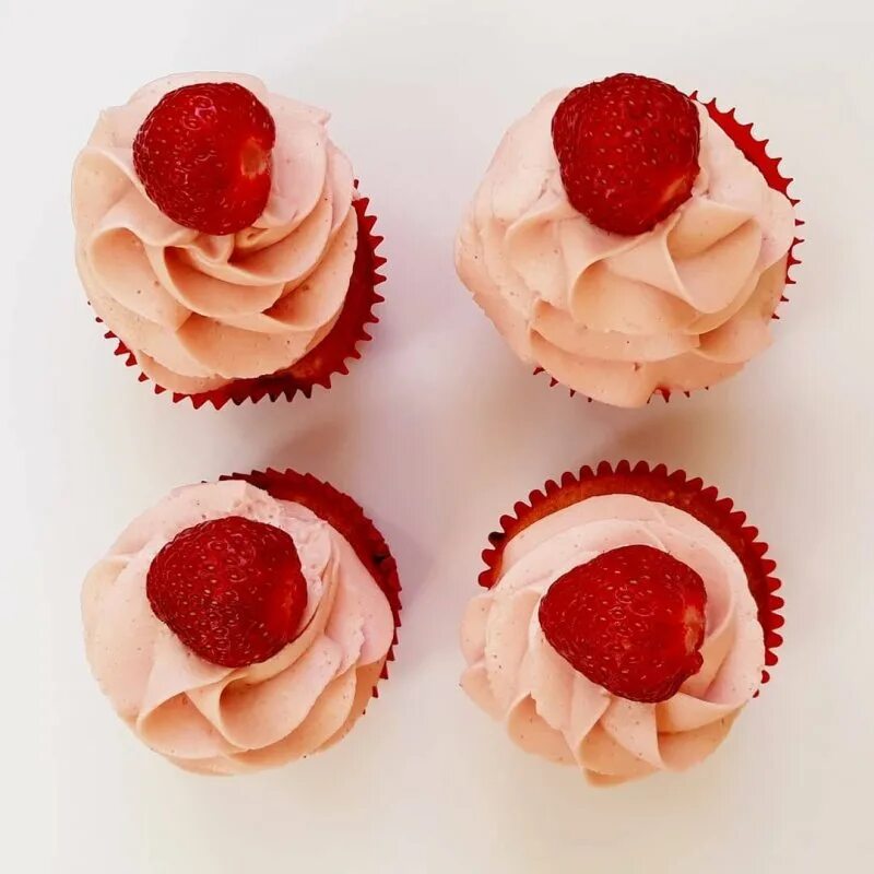 украшение капкейков из шоколадного крема. ванильные капкейки с кремом чиз. капкейки с ягодами. капкейки украшенные черешней. капкейки с конфитюром.