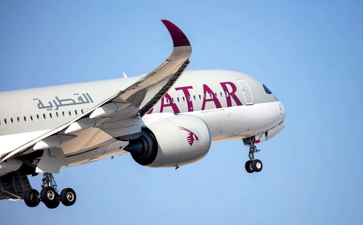 Катар дав. Авиакомпания Катар Эйрвейз. Самолет Катар Эйрвейз. Авиакомпания Qatar Airways самолеты. Катар Эйрлайнс самолеты.