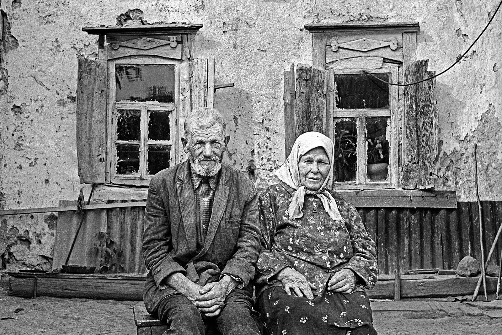 Деревенские люди. Старики в деревне. Пенсионеры в Старом доме. Пожилые люди в деревне. Сельский смех