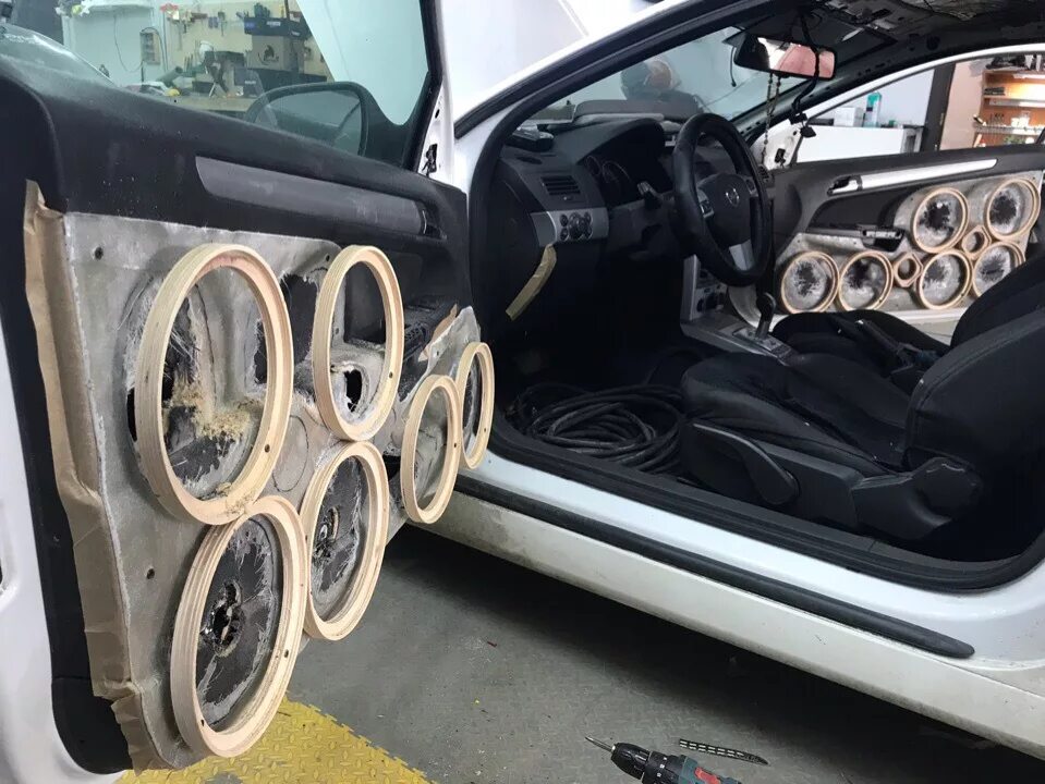 Low bass 35. Подиумы Opel Astra h. Подиумы Astra h GTC. Подиумы Astra h 20+20.