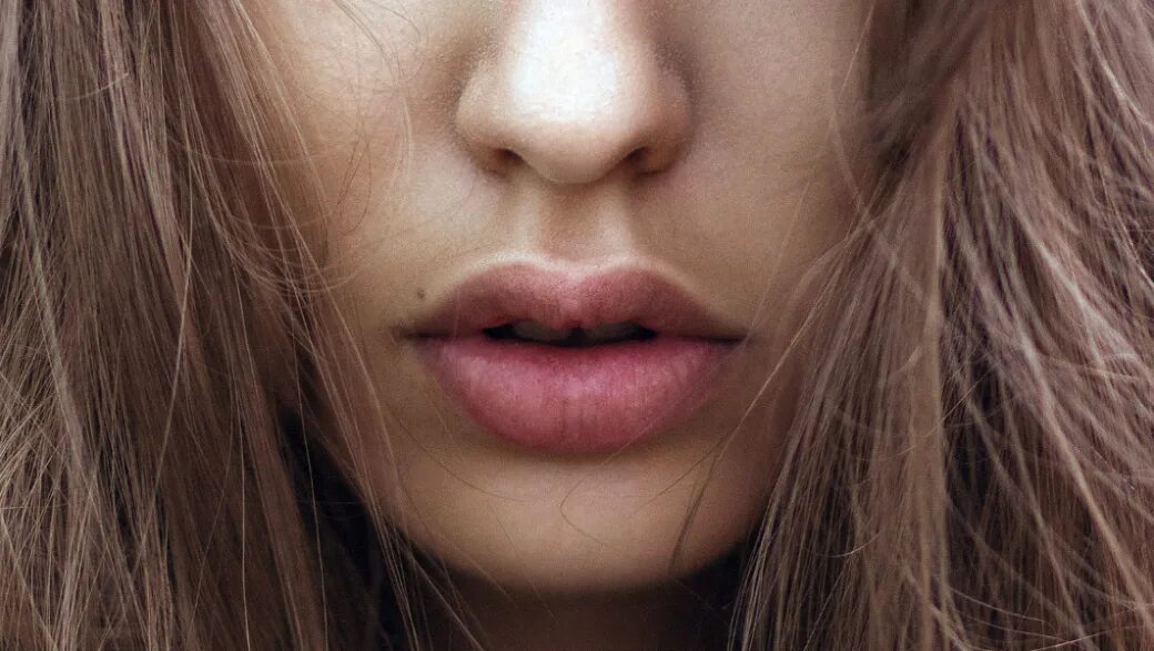 Губы бантиком. Аллергия на перманентный макияж губ. Висящие губы. Висящие губы. Женские губы.