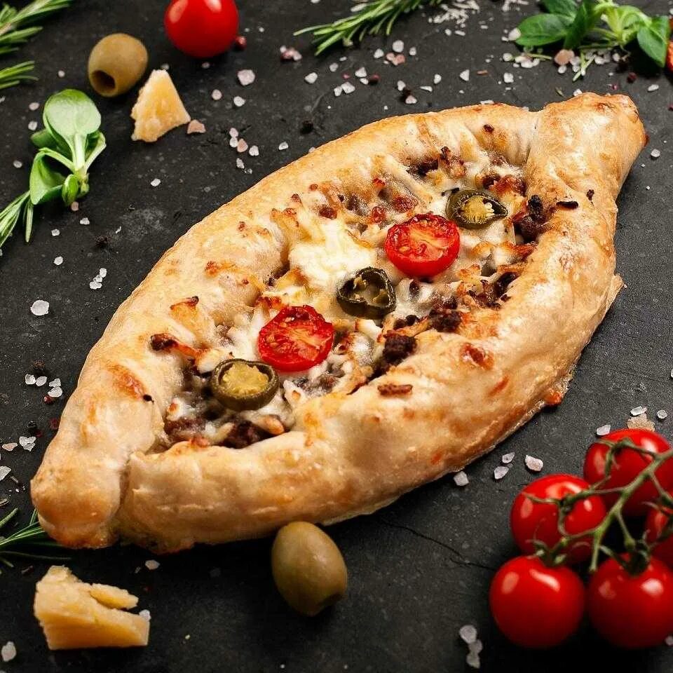 Пиде что это. Турецкая пицца пиде. Турецкое пиде с курицей. Грузинский пиде. Пицца лодочки.