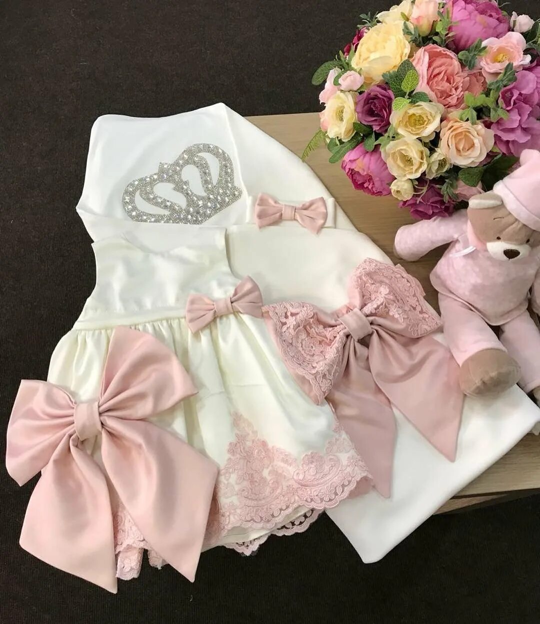 Экрю бэби одежда для новорожденных. Комплект на выписку летний для девочки. Одежда на выписку для новорожденных. Набор на выписку для девочки. Комплект на выписку из роддома.