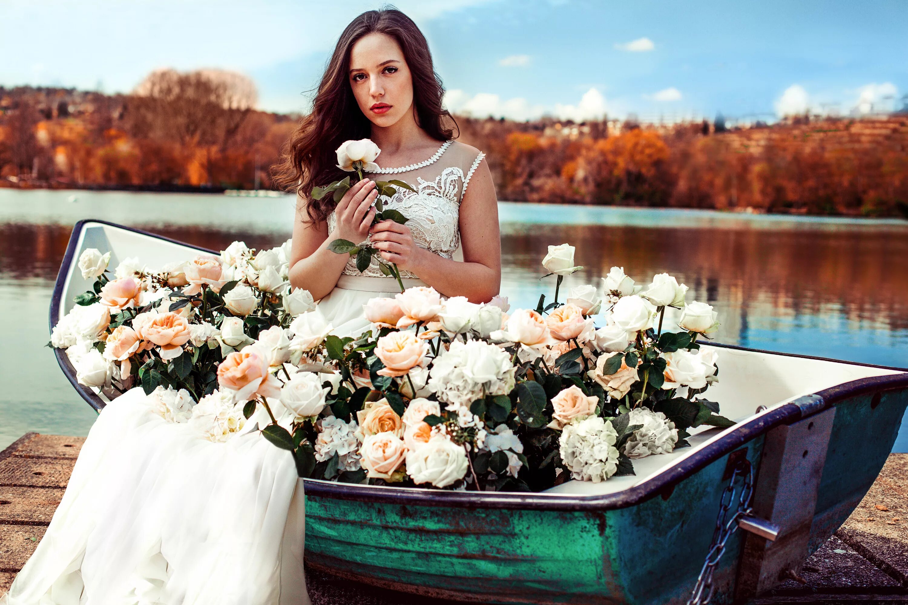 Девушка в лодке. Букет цветов для девушки. Фотосессия в лодке. Девушка с цветами.