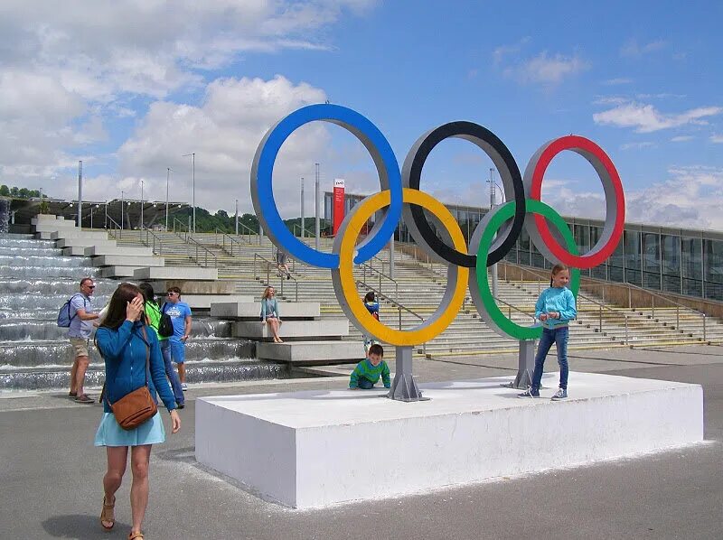 Олимпийские фигуры в Сочи. Олимпийские кольца в Адлере в Олимпийском парке. Олимпийские кольца в Сочи парке.