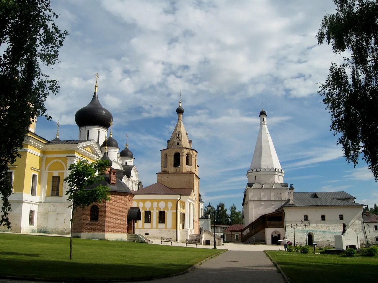 Свято-Успенский монастырь в Старице Тверской области. Старицкий Успенский монастырь. Старицкий Успенский монастырь монастыри Тверской. Тверская область 4. Старицкий Успенский монастырь.