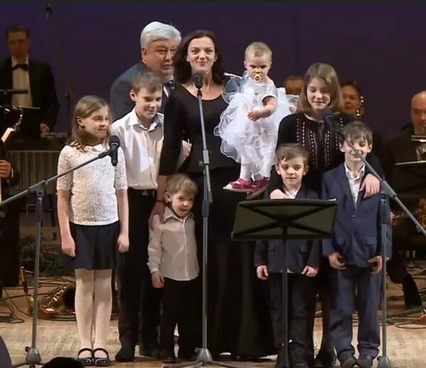 Дети цыгановой. Дети евгения цыганова. Ирина леонова и евгений цыганов. Дети цыгановой. Цыганов и леонова 7 детей.