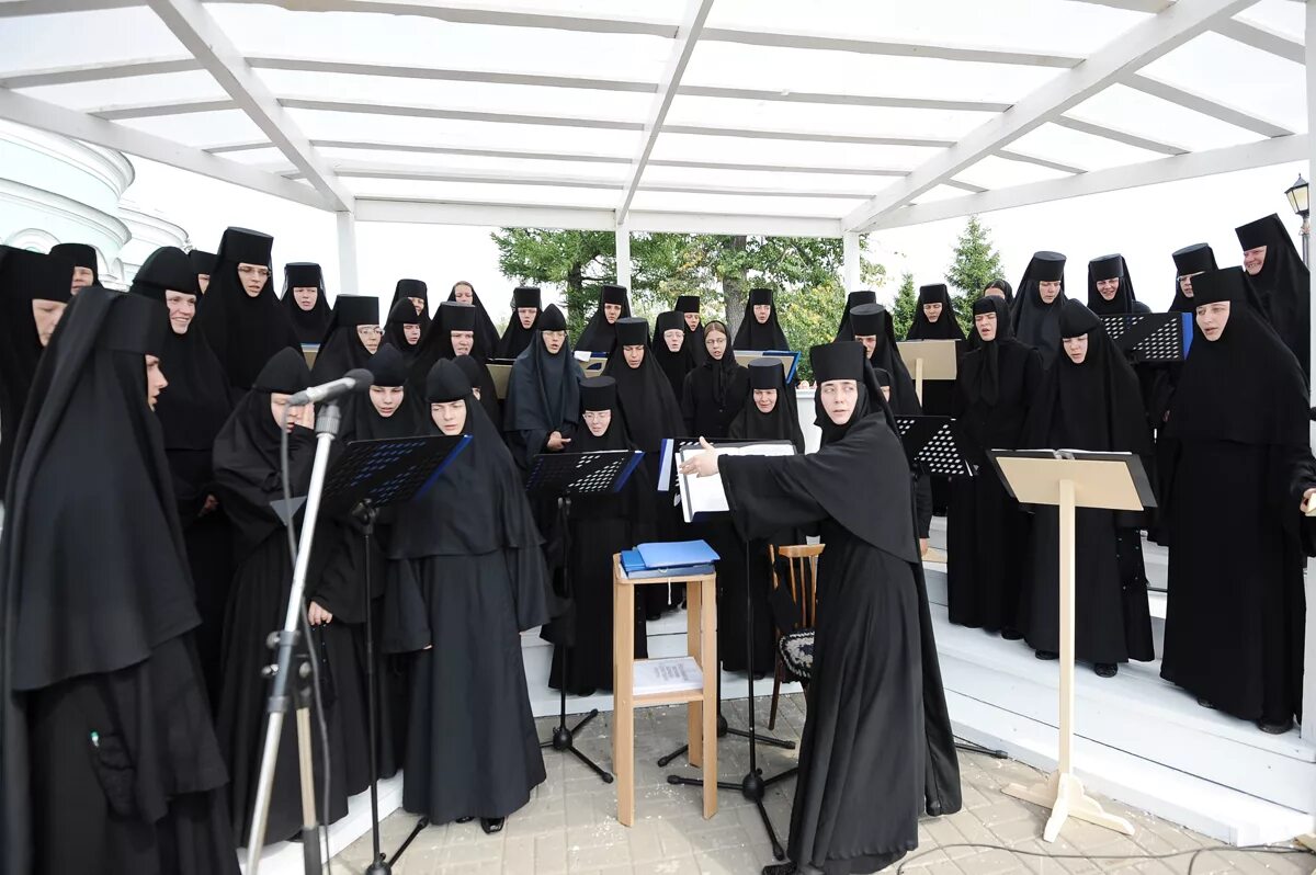 Насельницы дивеевского монастыря. Настоятельница свято дивеевского монастыря. Дивеево сестры монастыря. Настоятельница дивеевского монастыря матушка сергия. Монахиня скит дивеевского монастыря.