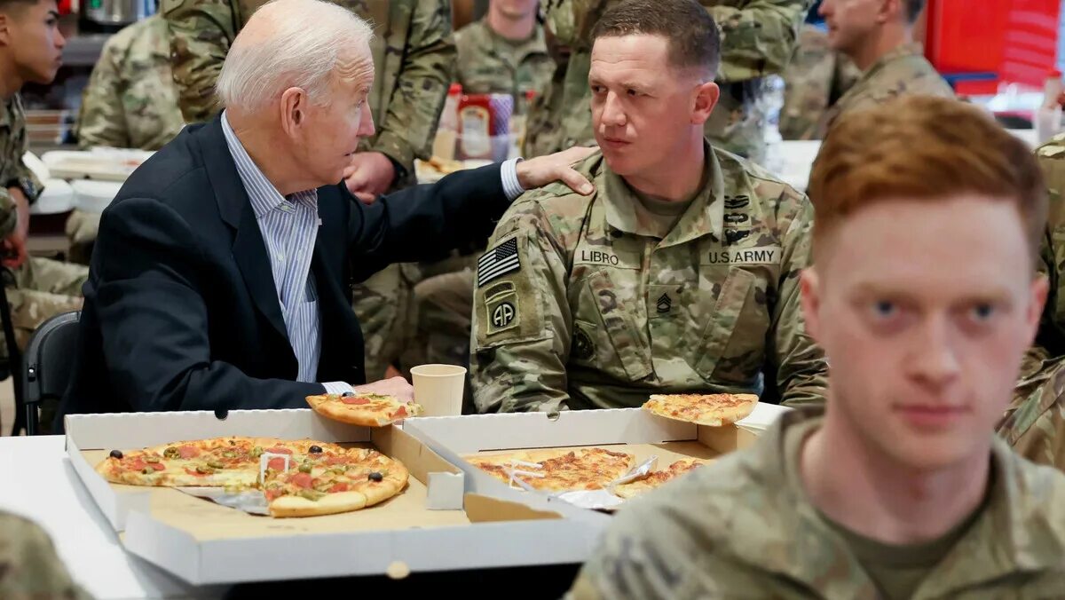 Байден в польше. Джо Байден в армии США. Джо Байден пицца. Байден с военными 2022. Байден с солдатами.