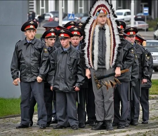 Полицейских называют фараонами. Длинный полицейский. Фараоны полиция. Индейский полицейский.