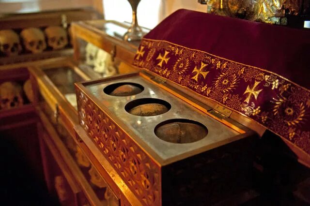 княгиня ольга нетленное тело. мощи монаха. киево-печерская лавра пещеры мощи. надгробие пересвета и осляби. мощи святителя димитрия ростовского.