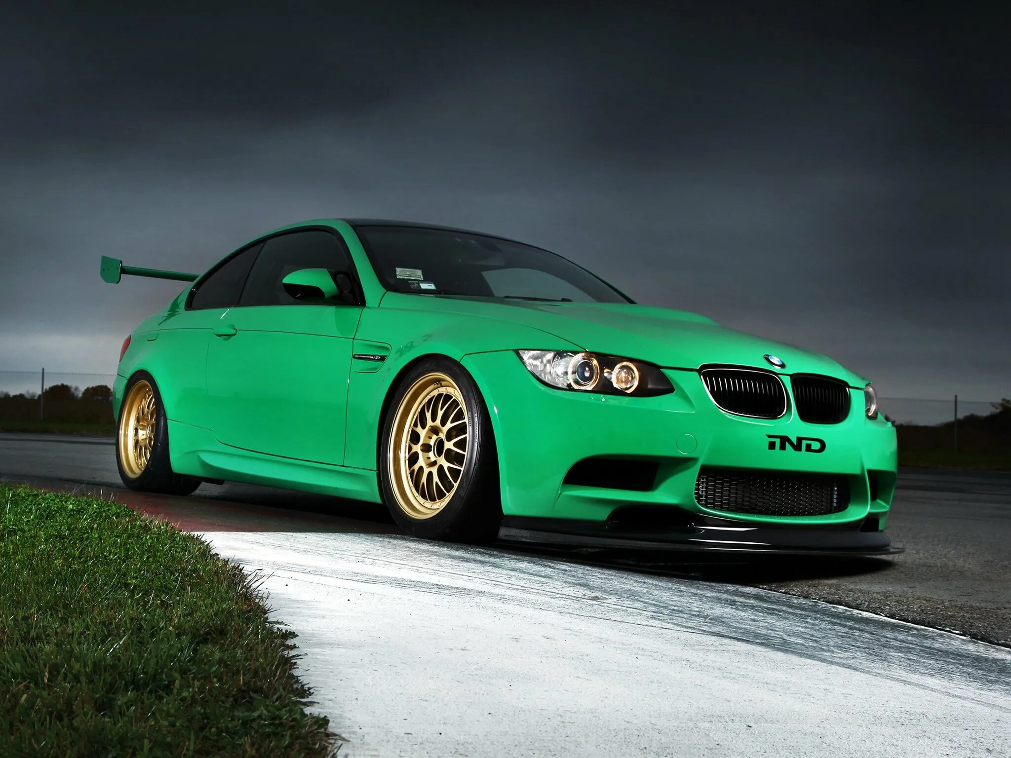 Зеленая машина фото. BMW m3 e92 зеленая. BMW 3 e92 Coupe Tuning. BMW m3 купе. BMW m3 салатовый.