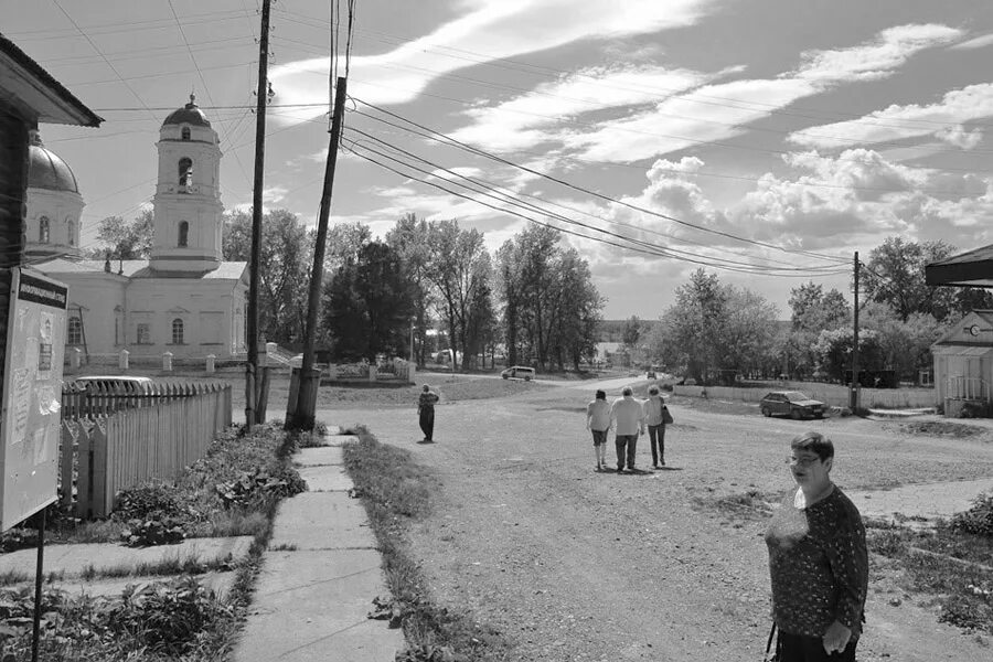 Жизнь провинциального городка. Провинциальный городок. картина глубинка. площадь в провинциальном городке. площадь провинциального города.