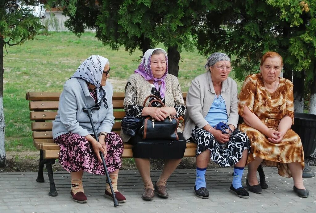 Бабушки женщины сценарий. Бабушки на лавочке. Бабки на лавке. Бабульки на скамейке. Бабушки на лавке.