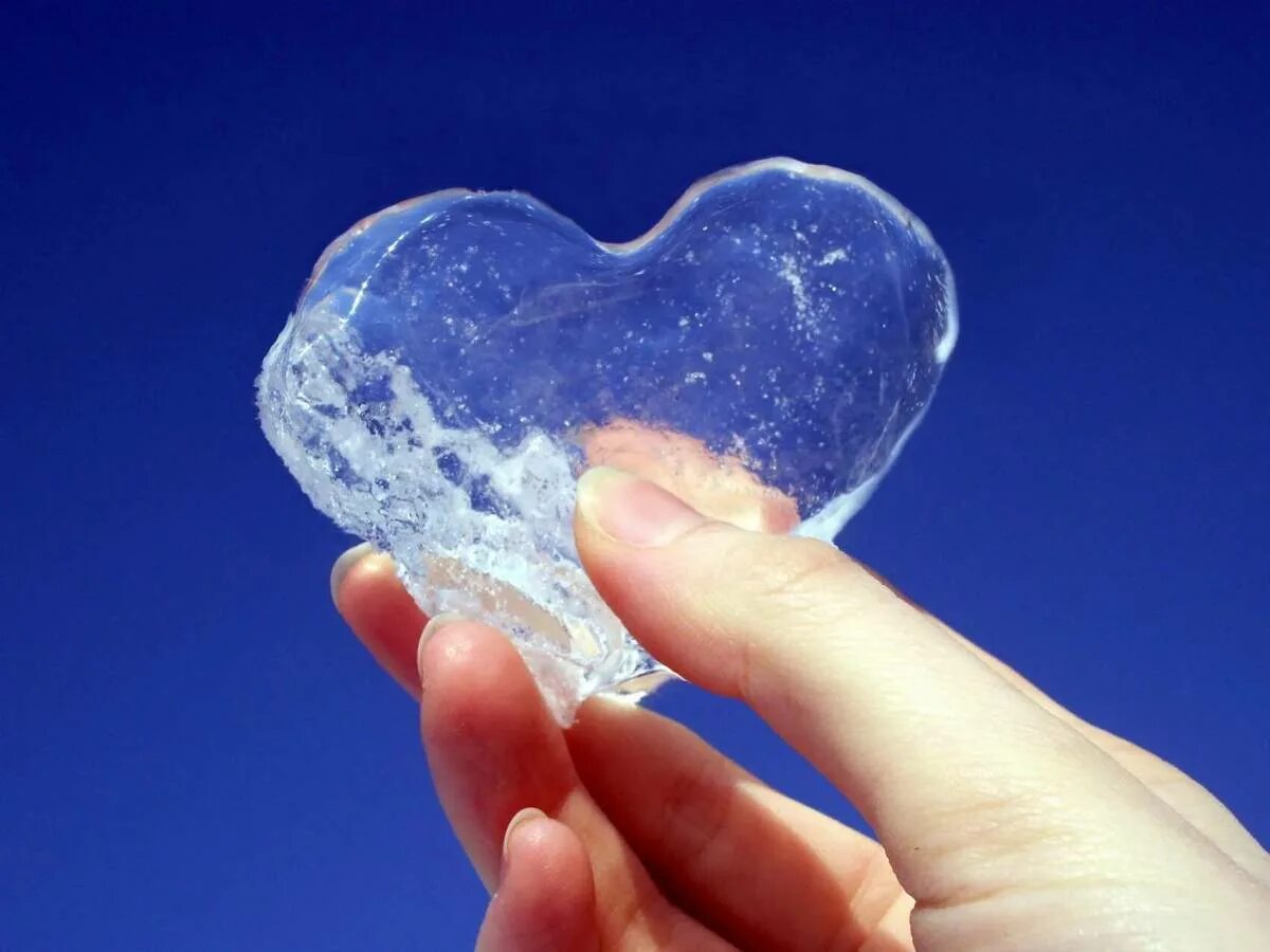 Хрупкий мир 2. Ледяное сердце. Ледяное сердце в руках. Лед в виде сердца. Сердце во льду.