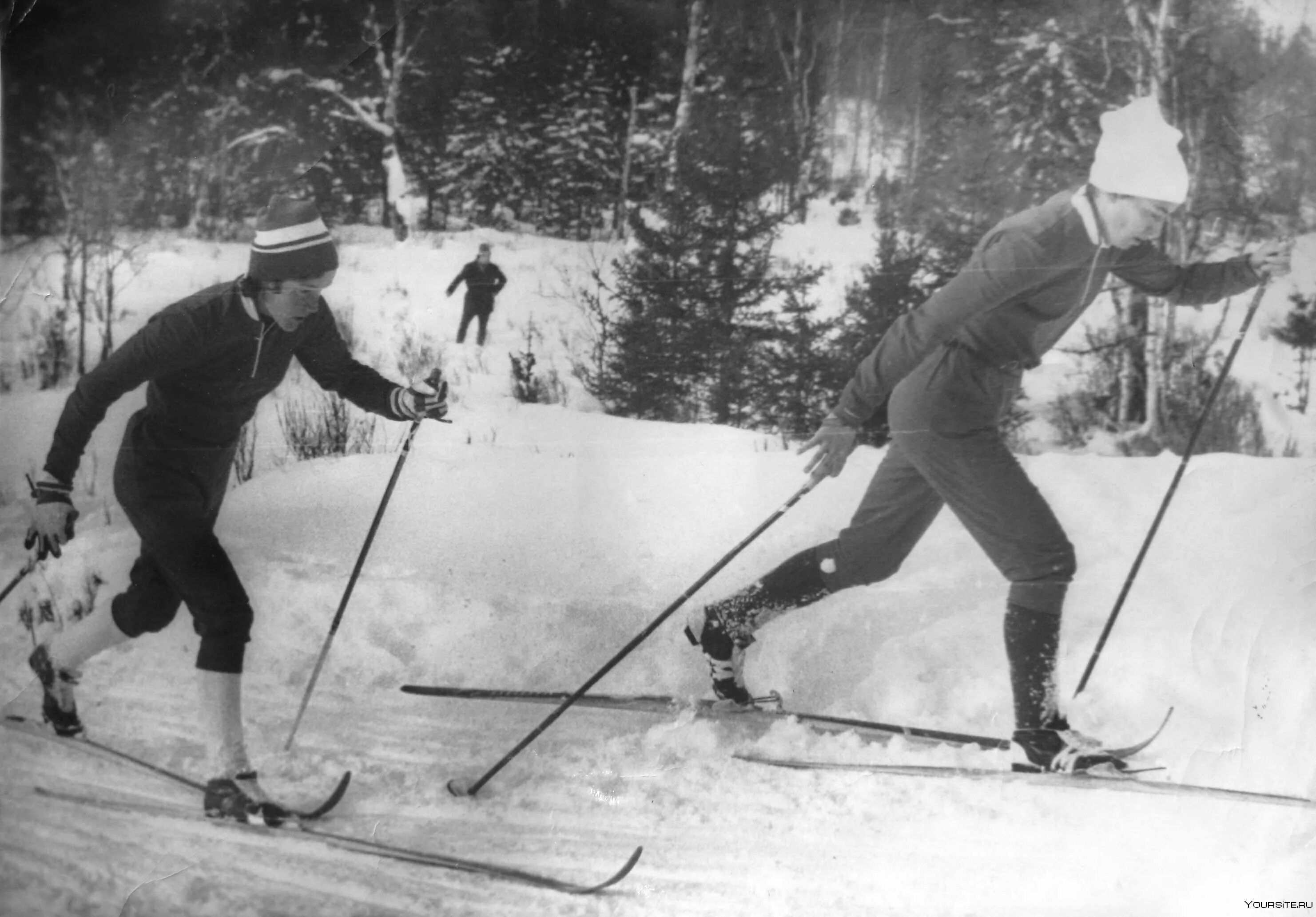 Лыжник в начале. Лыжный спорт. Первые лыжники. Лыжные гонки СССР. Лыжники СССР.